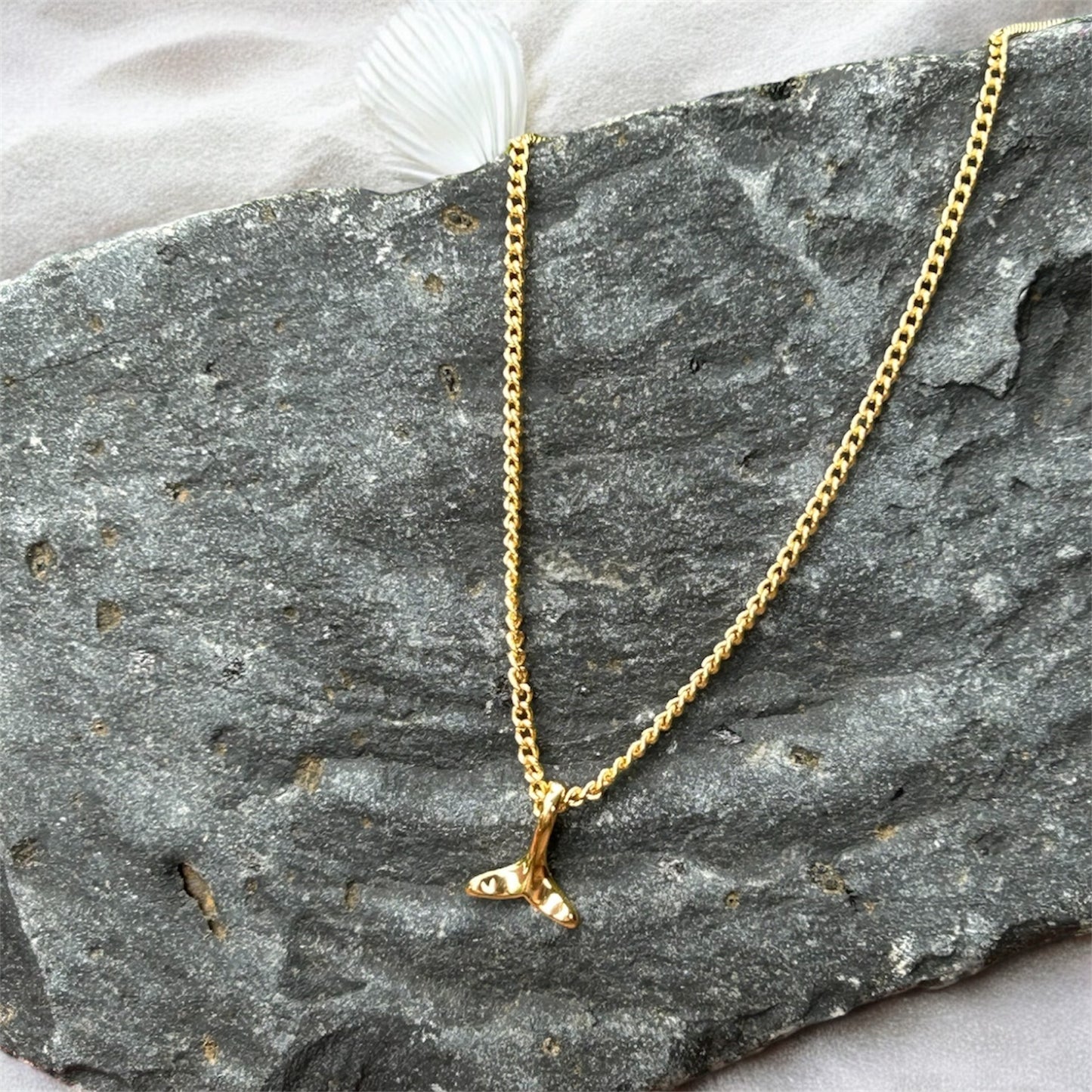 Necklace "Golden hour" Mini Whale Tale